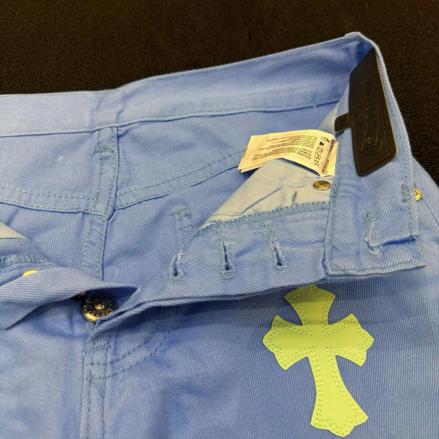 P280 Style number: D380 Chrome hearts CH grams new dopamine blue classic cross-fit leather jeans Size: s-xl (28 30 32 34) Color: dopamine light blue Size reference 28 pants length 100 waist circumference 72 30 pants length 101 waist circumference 76 32 pants length 103 waist circumference 80 34 pants length 104 waist circumference 84